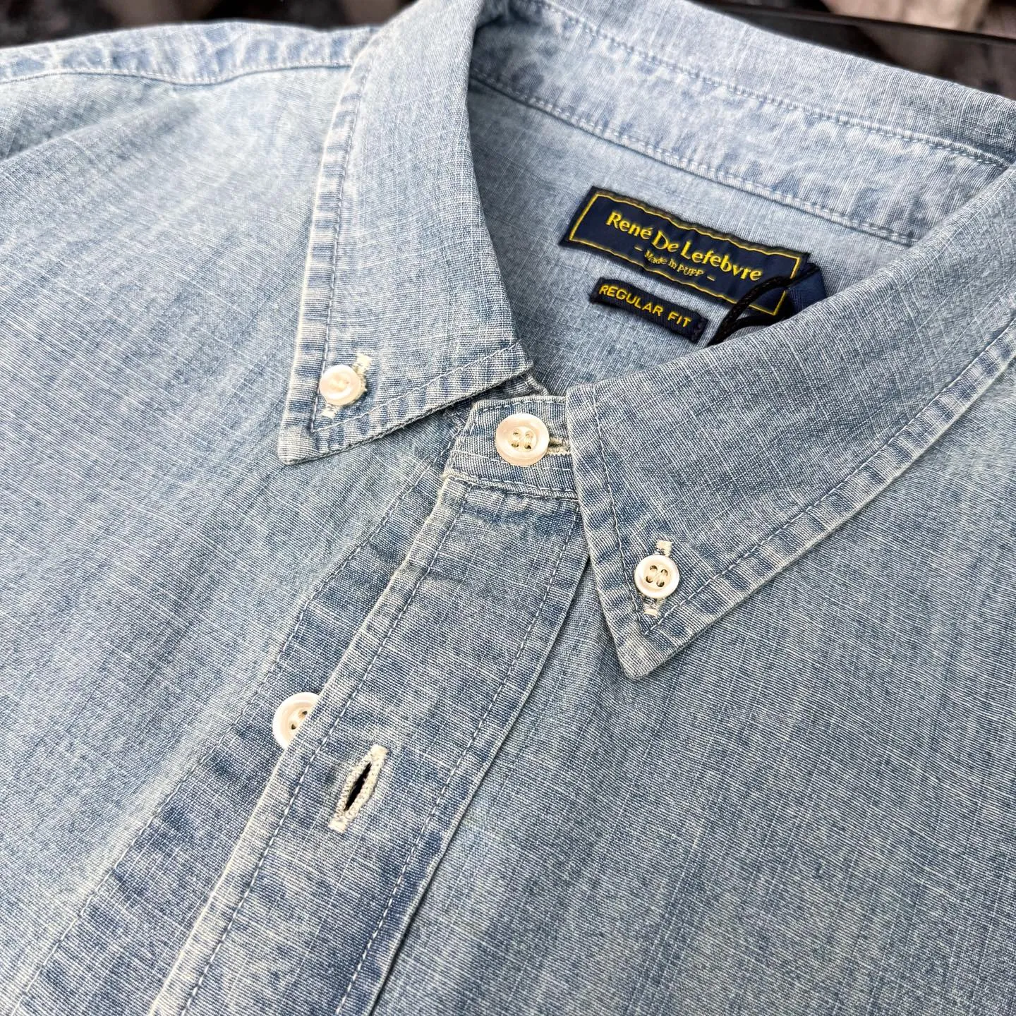 P400 [Original item] Top quality lapel long-sleeved washed denim shirt jacket Four-season men's two-color pure cotton shirt stone-washed retro casual denim shirt Denim shirt is really the most iconic product, decorated with colorful iconic pony embroidery, presenting a classic polo style design. It is a versatile choice from winter to summer. The multiple washes of denim greatly increase the comfort and softness of the fabric. The distressed effect is full of strong American retro style. This one is also closed with eyes closed. Simply YYDS~ The same style for men and women. It can be worn alone or as a cardigan. If you like looseness, choose one size larger. It is more suitable for inner wear~ The overall style is a loose version with a bit of boyfriend style. The silhouette is good and the drape is good. The upper body has a tough style~ It has an American retro denim style. This shirt is suitable for many occasions, whether it is daily leisure or commuting. It is a good choice. It can also be used as a layering jacket/coat. Color: dark blue, light blue, size: S-XL